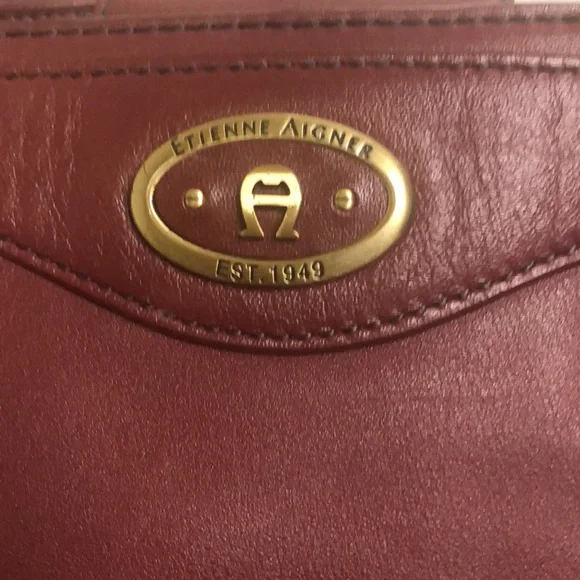 ETIENNE AIGNER VINTAGE leather burgundy colored shoulder bag. Gold hardware. - Picture 2 of 14